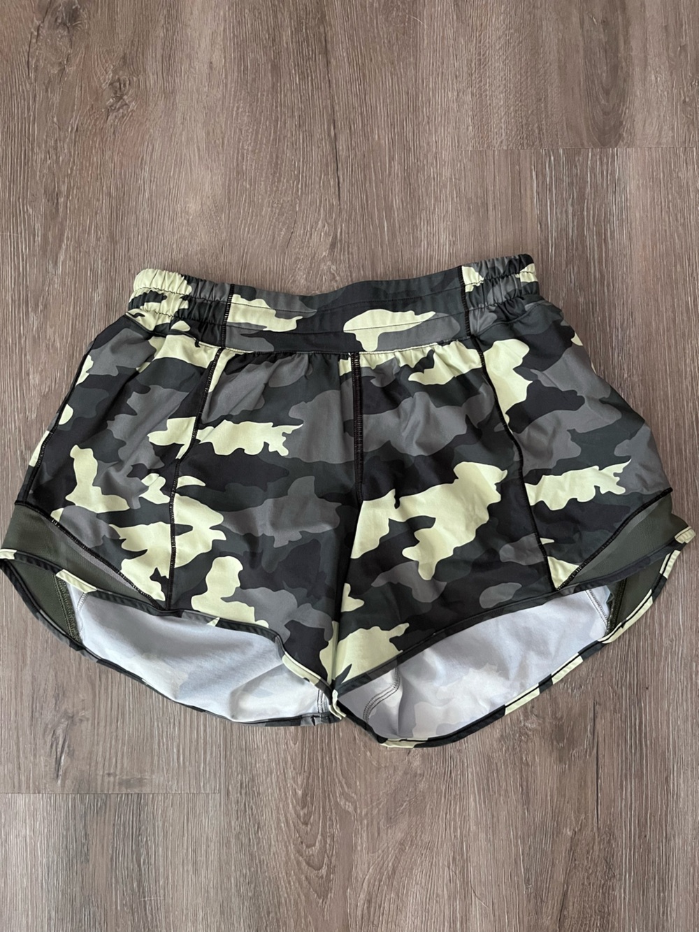 Lululemon size 6 medium rise 4 inch